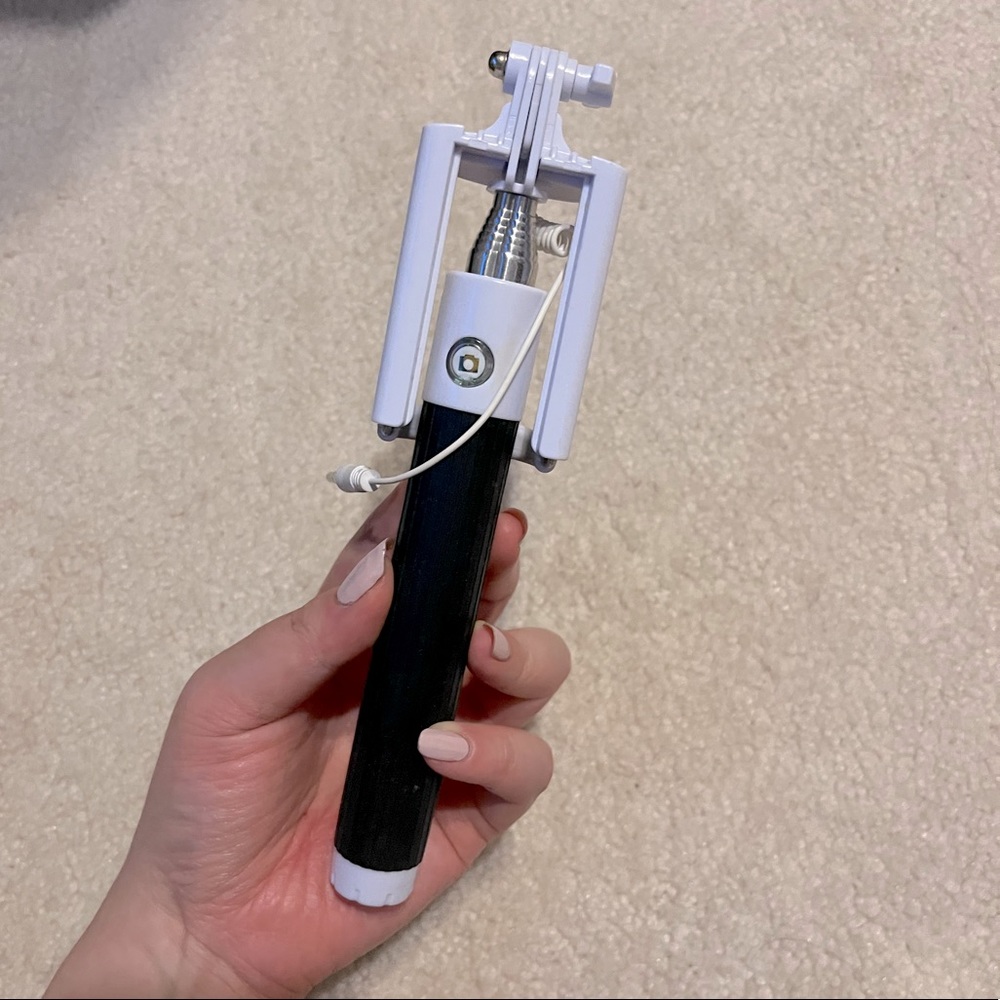 FREE with purchase🎉 Selfie stick